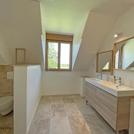 Maison Spacieuse Avec Jardin Clos - Fr-1-497-211 *